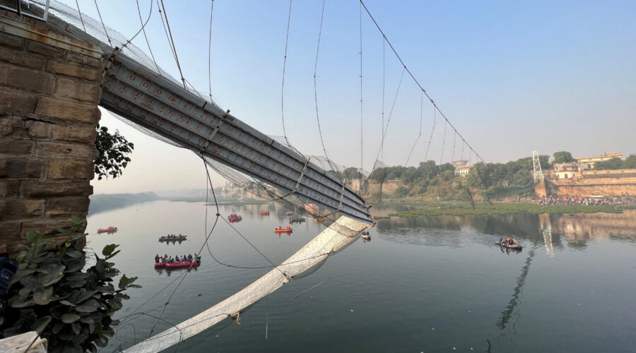 Cae puente en India y mueren alrededor de 132 personas
