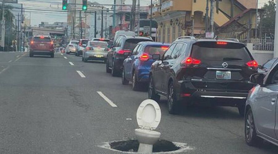 Inodoro en hoyo en Avenida Fernández Juncos en forma de protesta