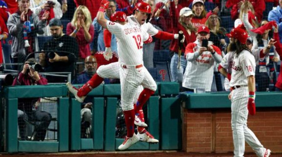 2-1 Los Phillies de Filadelfia tras dominar a los Astros de Houston el martes 7-0 en el tercer juego de la Serie Mundial